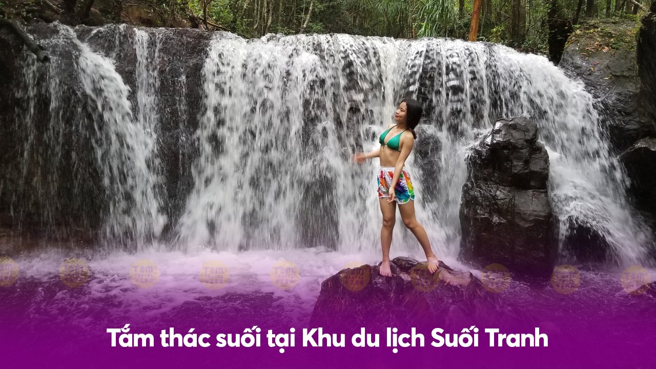 Tắm thác suối tại Khu du lịch Suối Tranh Phú Quốc 