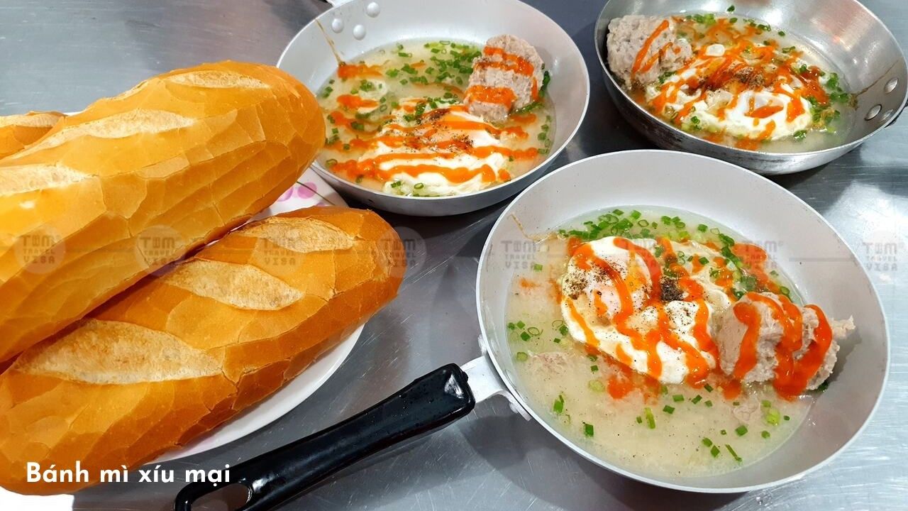 Cách ăn bánh mì xíu mại tại Vũng Tàu