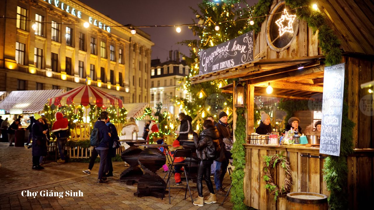 Các khu chợ Giáng sinh thường được trang trí với những cây thông và đèn lồng đầy màu sắc