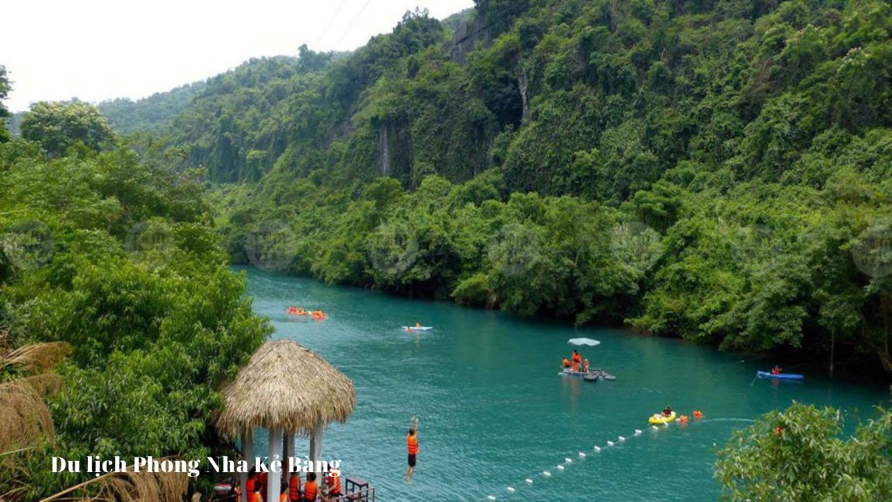 Du thuyền trên sông Sông Chày