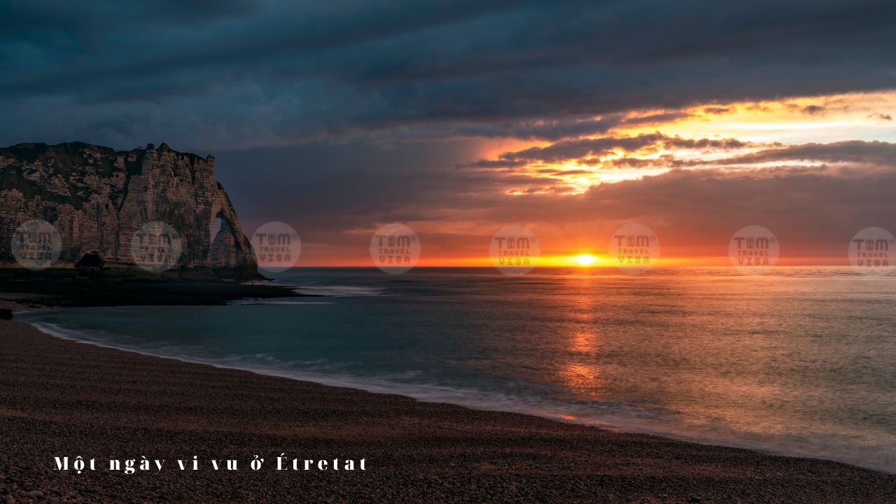 Étretat cũng nổi tiếng với bình minh và hoàng hôn tuyệt đẹp