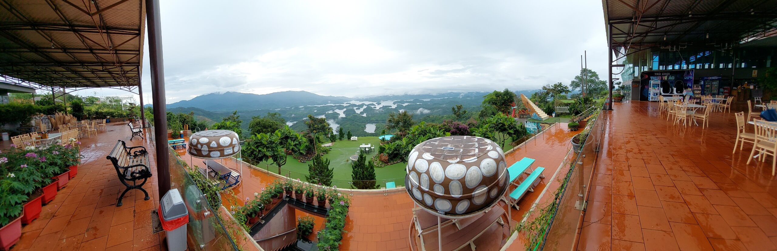 View panorama tuyệt đẹp của Hồ Tà Đùng. Photo by TiimTravelVisa.