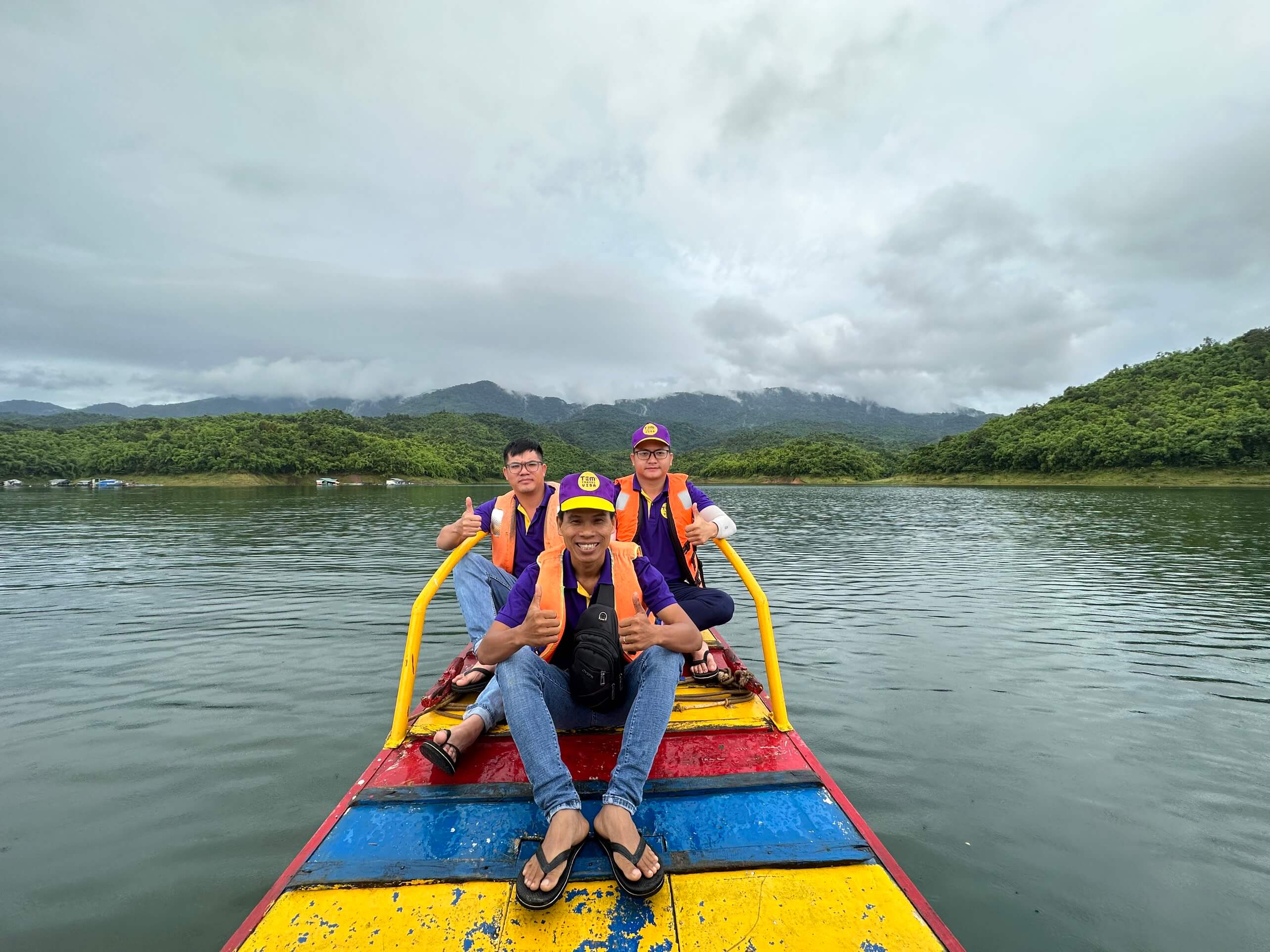 Dạo thuyền tham quan Hồ Tà Đùng