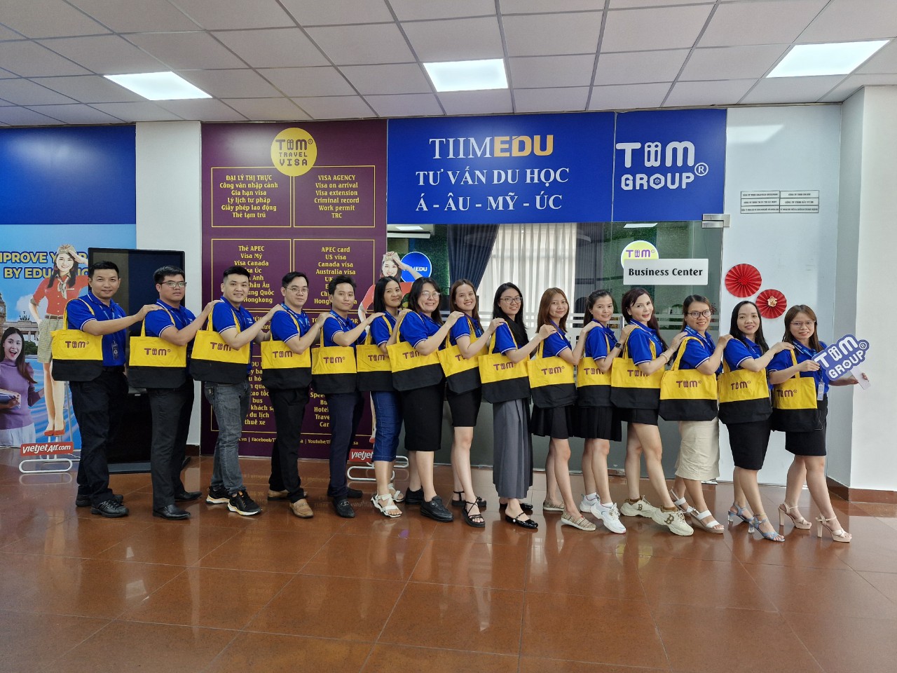 Đội ngũ TiimTravelVisa chuyên tổ chức company trip