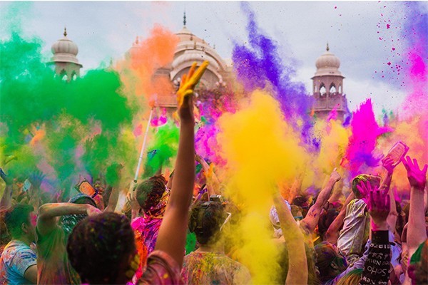 Trải Nghiệm Lễ Hội Holi: Sắc Màu Văn Hóa Ấn Độ