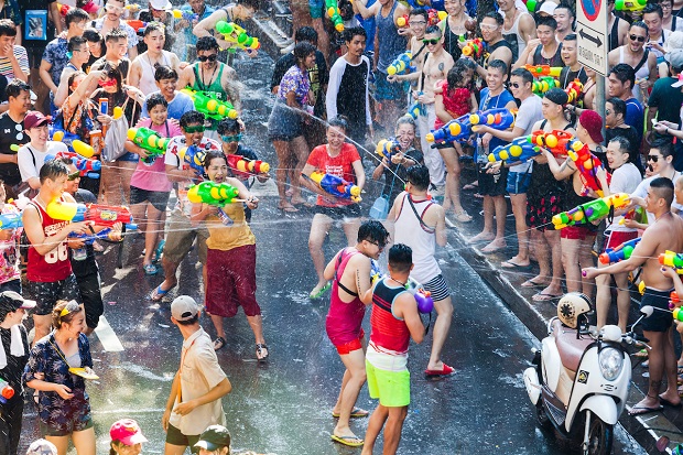 Tận Hưởng Lễ Hội Songkran Thái Lan: Khám Phá Hơn Chỉ Trận Chiến Nước