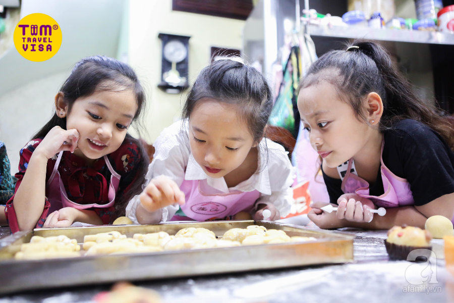 Hoạt động làm bánh Trung Thu