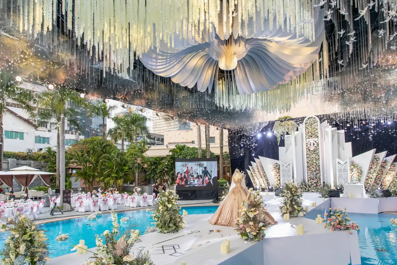 Sảnh tiệc tại Lotte Hotel Saigon (Quận 1) &ndash; View hồ bơi v&agrave; s&acirc;n vườn độc đ&aacute;o