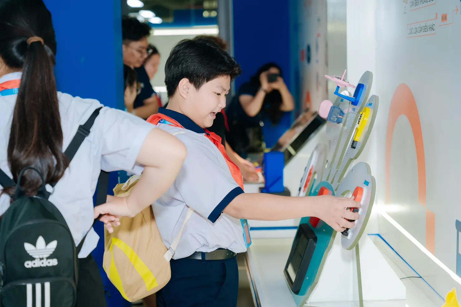 Học sinh tiểu học chơi Stem Town